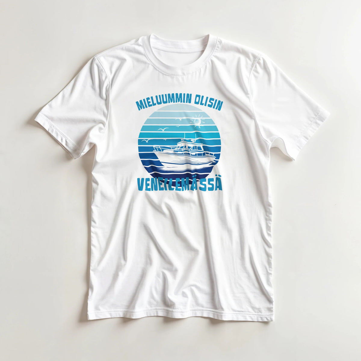 Mieluummin Olisin Veneilemässä v.3 - 3XL - 5XL T-paita – tuotekuva