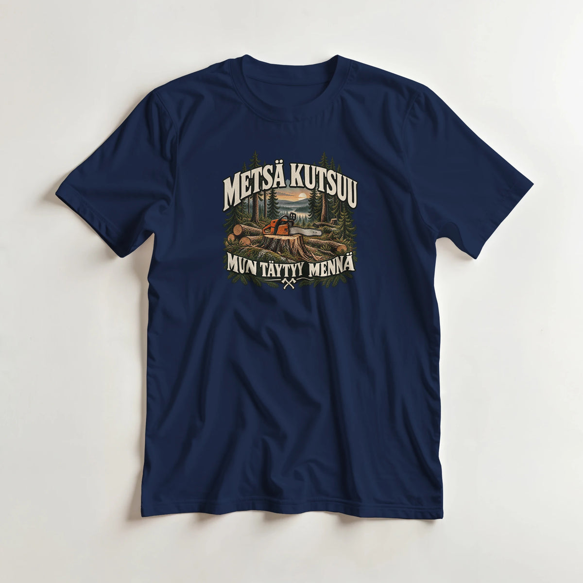 Metsä kutsuu Sahuria - 3XL - 5XL T-paita – tuotekuva