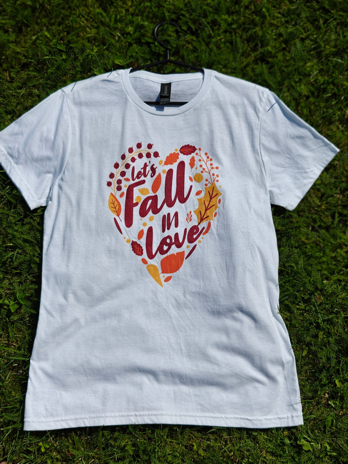 Lets Fall In Love - Naisten T - paita - Mun Paita