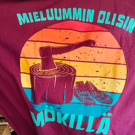Punainen Mieluummin olisin mökillä -t-paita, jossa on kirves kannossa ja klapiprintti, lähikuvassa.
